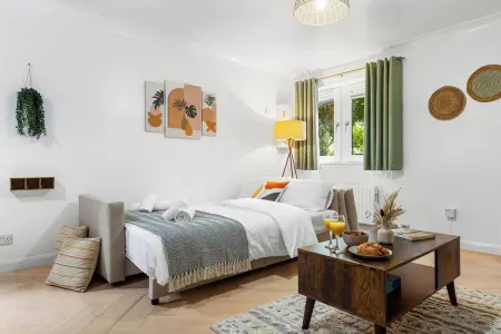 Azalea Apartment: Home comforts by the river Отели в г. Айлворт