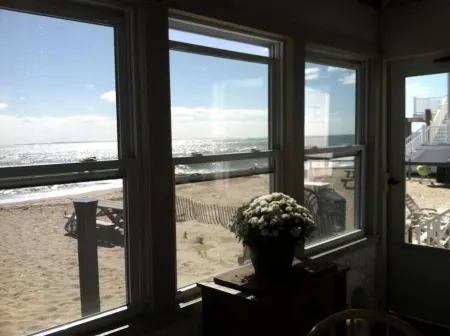 Direct LI sound waterfront cottage, one level living in Hawks Nest Beach Отели в г. Олд Лайм