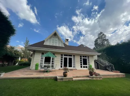 Colonial House, beautifull spacious garden house