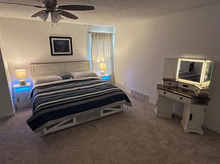 Beautiful 2-Bedroom Townhome with King Size Beds in Cordova Memphis Отели в г. Кордова