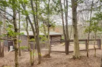 Peaceful Warne Cabin Fenced Yard and Screened Porch - Wifi