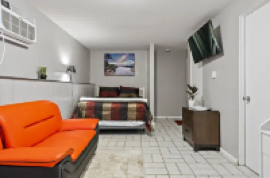 Pet Friendly/RedStudio1116F/FastWiFi/BigTV/FreePKG/near Downtown Aurora.