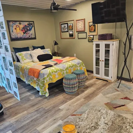 Charming Modern 1BR Country Cottage Surrounded by Nature Close to Town.