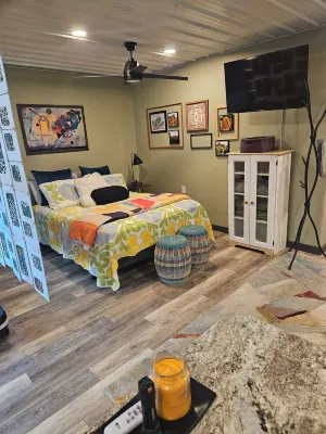 Charming Modern 1BR Country Cottage Surrounded by Nature Close to Town.
