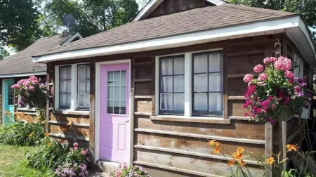 Cozy Grand cabins with AC, WiFi, 8 separate bedrooms & baths perfect for groups!