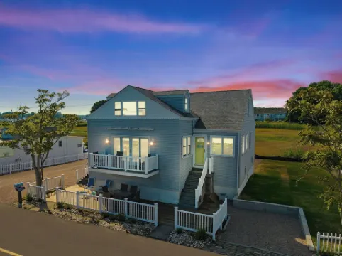Seaside Sanctuary steps from Long Island Sound