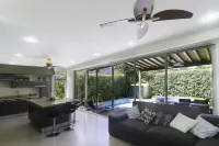 Beautiful Villa w/private pool - 8 min from the beach!