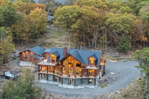 2025 Log Home- Ski Chalet w/ Luxury Amenities. direct Views of Hunter Slopes