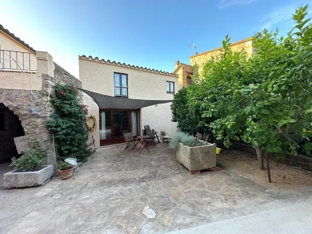 Charming house with swimming pool in the heart of a village 15 minutes from Girona.