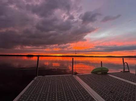 Charming 3-bedroom waterfront cottage with AC, WiFi and spectacular sunset views