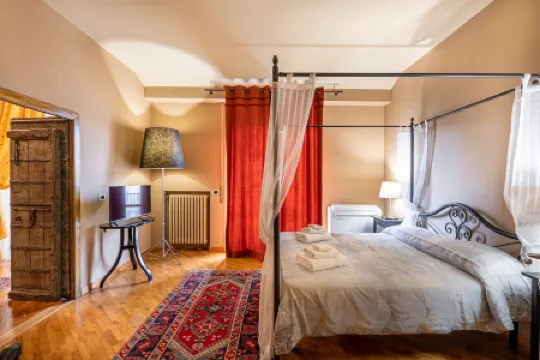 Downtown apartment of 180sqm offers WiFi a panoramic balcony.