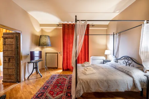 Downtown apartment of 180sqm offers WiFi a panoramic balcony.