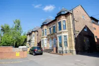 Charming top-floor 2-bedroom apartment in Whalley Range Hotels in 