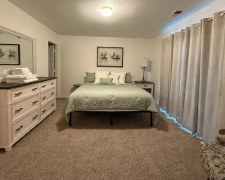 Charming 3-bedroom house with AC, WiFi in fantastic Susanville 拉森縣酒店