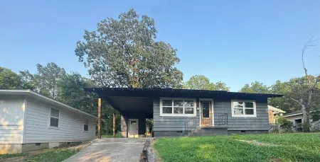 Cottage style home close to downtown and pet friendly