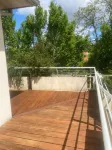 Appartement Solaire Duplex Avec Terrasse en Bois Hotels in Pessac