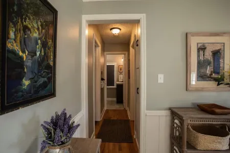 Cozy 2-bedroom cottage in charming Grand Island with WiFi, AC