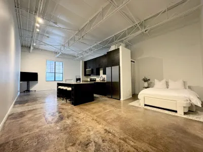 Modern Industrial Studio in the heart of Dallas! Hotels in Deep Ellum
