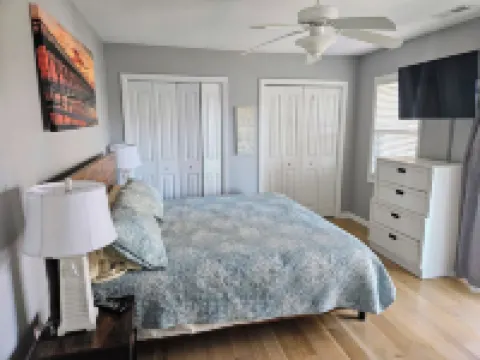 Coastal Comfort: 4-bedroom house with pool and sound access, 3 min walk to beach