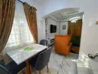 Cozy 2-bedroom apartment in Ikeja with AC, WiFi, & fully equipped kitchen. Hotels in Ojodu