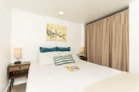 Beautiful 2B garden level w/ private outdoor deck