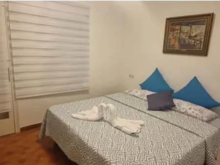 5-room, 3-bedroom apartment, 8 minutes' walk from the beach.