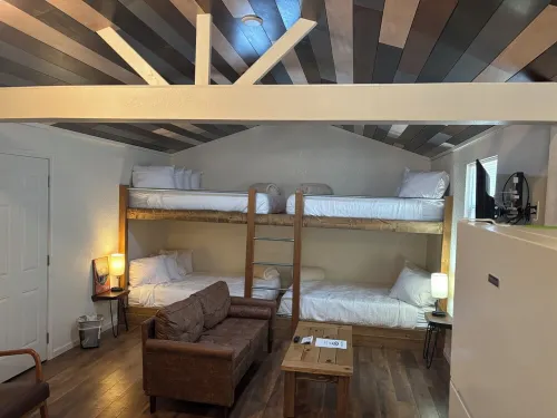 Cozy cabin with AC and WiFi in charming Warsaw near Truman Lake, MO