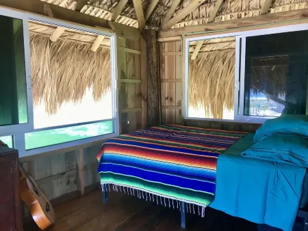 Beautiful cabin on beach, steps from the beach and great surf, peaceful location Отели в г. Villa de Tututepec de Melchor Ocampo