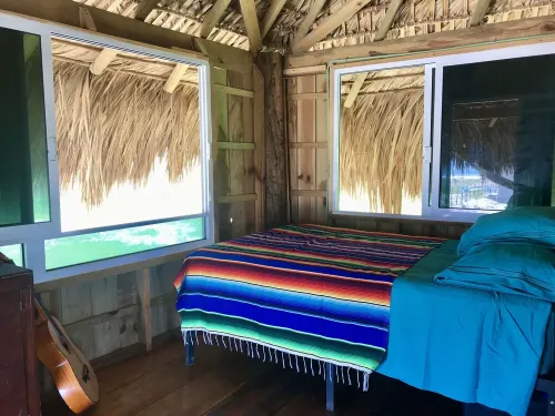 Beautiful cabin on beach, steps from the beach and great surf, peaceful location
