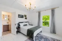 Beautiful 4 bedroom! Hot Tub, Fabulous Downtown Newberg Location!