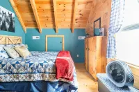 Charming 2-bedroom cabin with AC, WiFi on private lake in Dunlap, Tennessee - Homestays