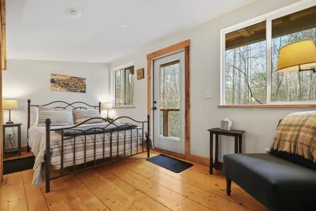 Fairytale SQUIRREL'S NEST cabin at Mulberry Gap in Ellijay!