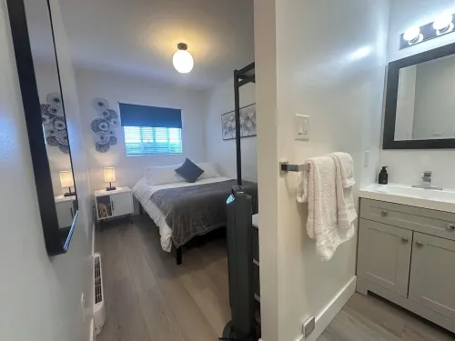 Charming 1 bdrm garden suite with laundry just 5 km from ferries and hospital!