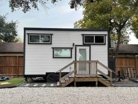 A Real Tiny Home Experience + A True Tiny Home Experience Отели рядом с достопримечательностью «Космический центр в Хьюстоне»
