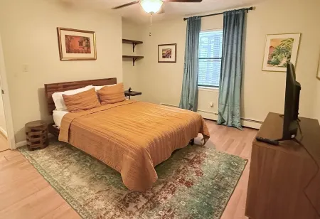 Walk to Lane Stadium ~ Charming 2-bedroom house in Blacksburg