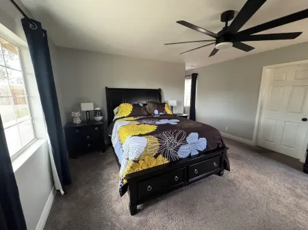 3-bedroom house inHesperia with AC, WiFi, Smart TVs and RV parking.