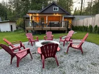 Fun cottage with hot tub, pool table, game room, and a huge deck. فنادق في Roberts Creek