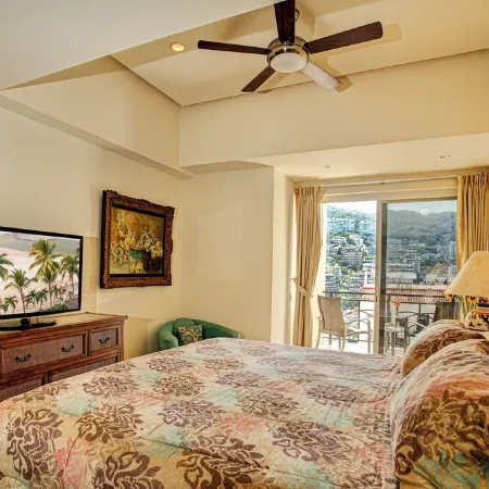 Panoramic Oceanview, Luxury Condo 3 bd, 3bath on the beach.