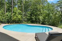 LakeHome on the Water, Luxury Sleeps 18, Pool, Dock, Beach, Close to Clemson - Pools