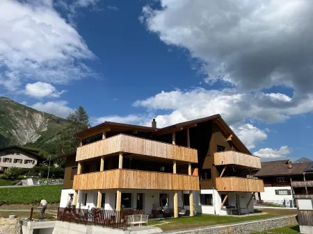 New vacation apartment in the middle of the SkiArena Andermatt Sedrun with indoor golf course Отели в г. Туеч