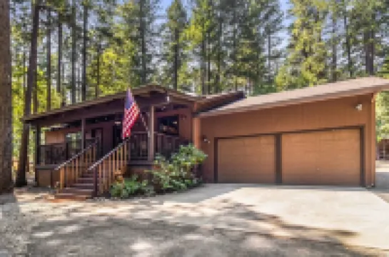 COUNTRY LAKE RETREAT. New on the market!  Special rate. Book now.