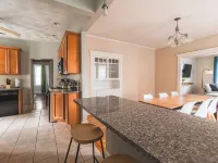 Boston 4BD-5 min walk to Train&Beach/10min-Airport-Free Parking Hotels in Revere