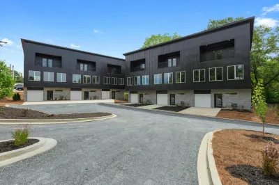 DreamCatcher Dwelling - 2 Bed 2.5 Bath downtown Easley, SC, Clemson, Greenville Hotels near JB Owens Sports Complex