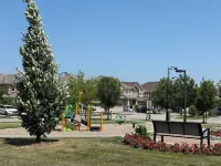 Elegant 2-bedroom townhome in Pickering with AC Free Wifi and Parking included Hotels in Pickering