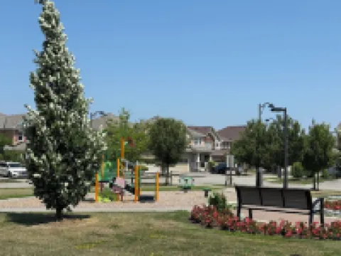 Elegant 2-bedroom townhome in Pickering with AC Free Wifi and Parking included