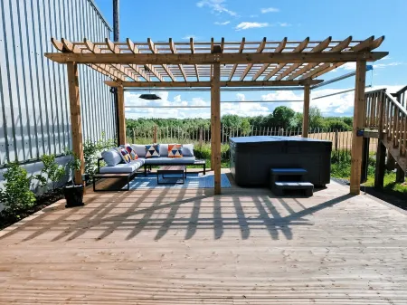 Lorraine's Loft - Hot Tub Get Away. Stunning countryside Views!