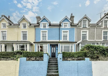 Cottage on the harbour front with sea and mountain views in glorious Snowdonia
