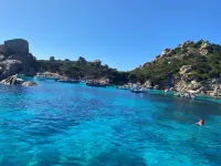 Three-room apartment with private garden 200 meters from Punta Tegge beach