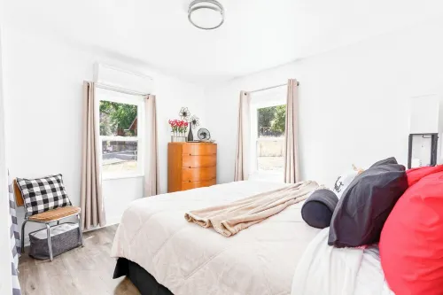 Comfort & River Views! 2-bedroom house in charming Asotin, Washington.