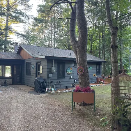 Cabin on lake . Pet friendly